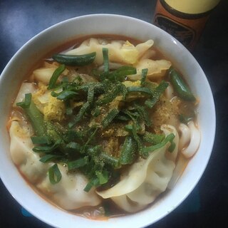 餃子、白菜、インゲンのカレーうどん